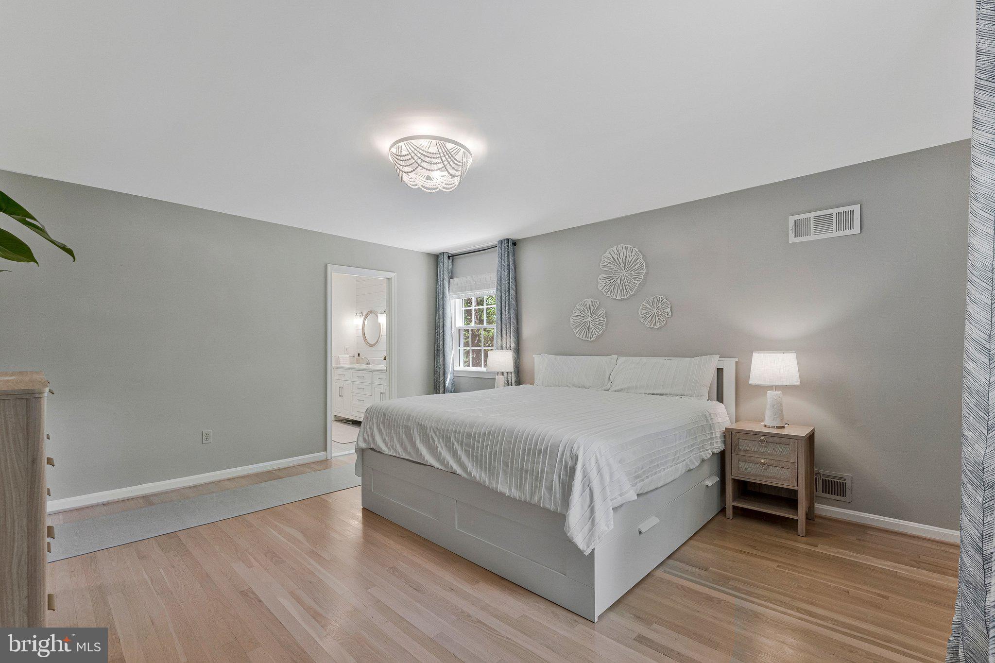 12121 Stirrup Road Reston, VA 20191 - Photo 27 of 67 Master bedroom ensuite