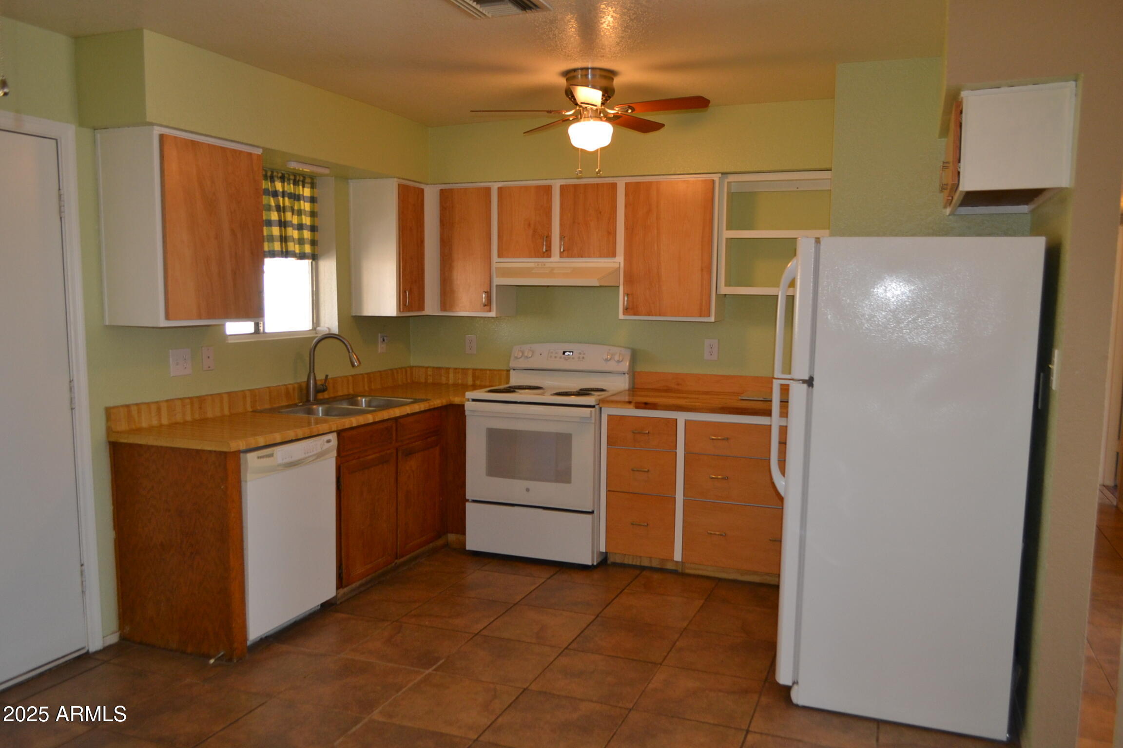 1162 South Ironwood Drive Apache Junction, AZ 85120 - Photo 4 of 14 a kitchen with a stove and a refrigerator