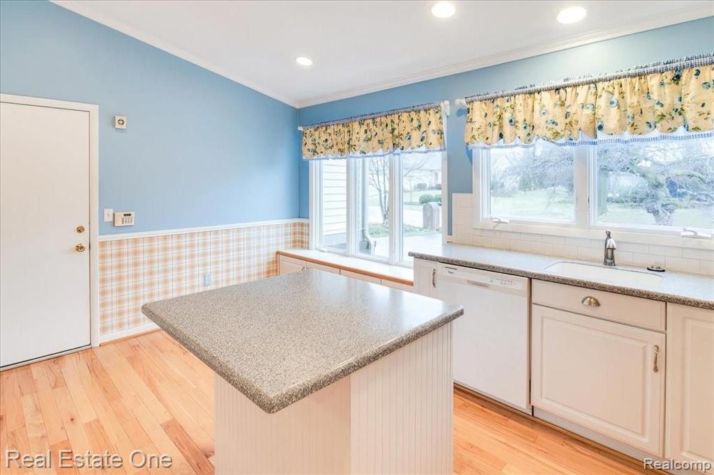 2051 Warrington Road Rochester Hills, MI 48307 - Photo 15 of 64