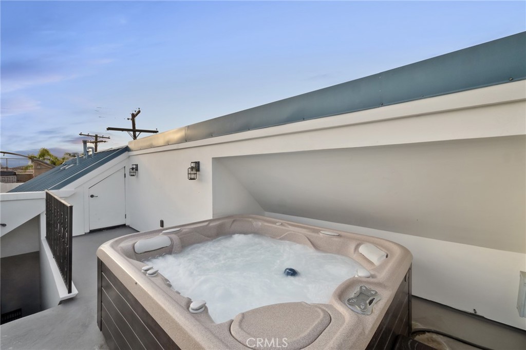 61 The Colonnade Long Beach, CA 90803 - Photo 41 of 49 a bathroom with a tub sink and mirror