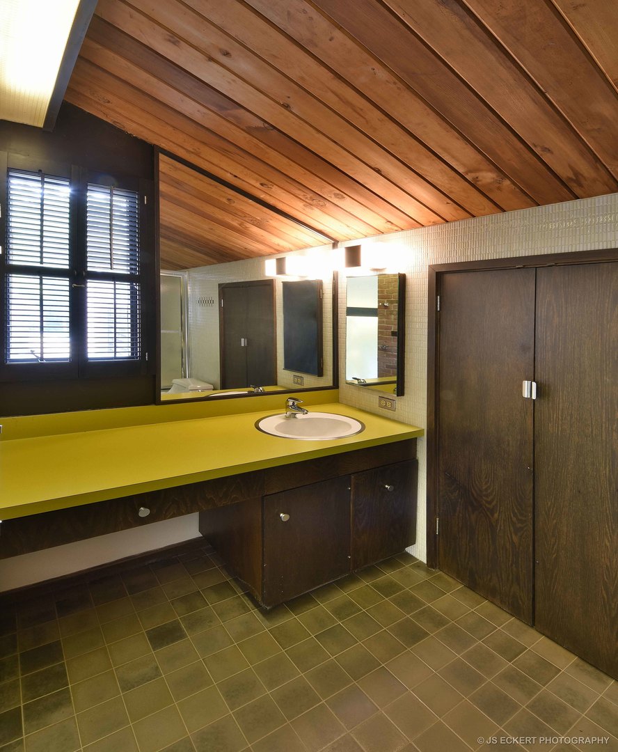 2345 Old Mill Road Lake Forest, IL 60045 - Photo 40 of 73 a bathroom with a tub sink shower and mirror