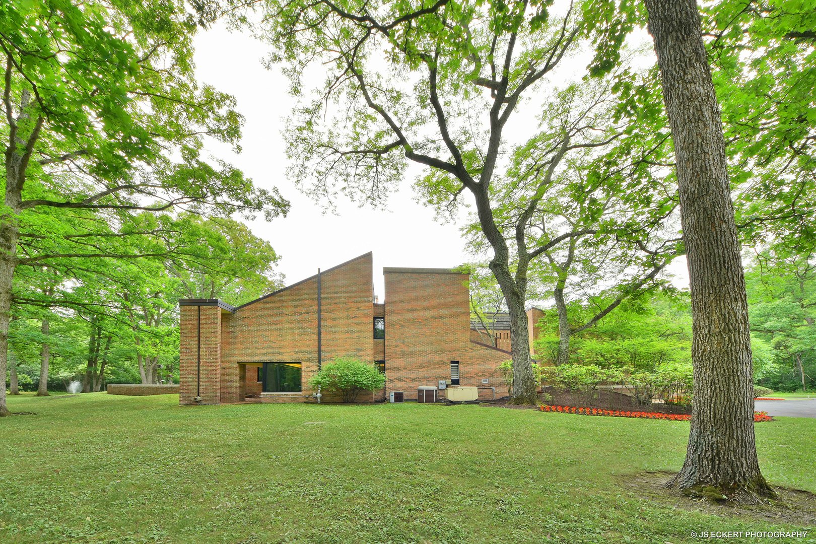 2345 Old Mill Road Lake Forest, IL 60045 - Photo 64 of 73 a backyard of a house with plants and large tree