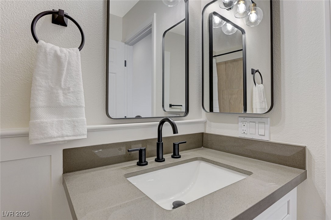 1995 Thunder Ridge Circle Henderson, NV 89012 - Photo 33 of 47 Bathroom with vanity