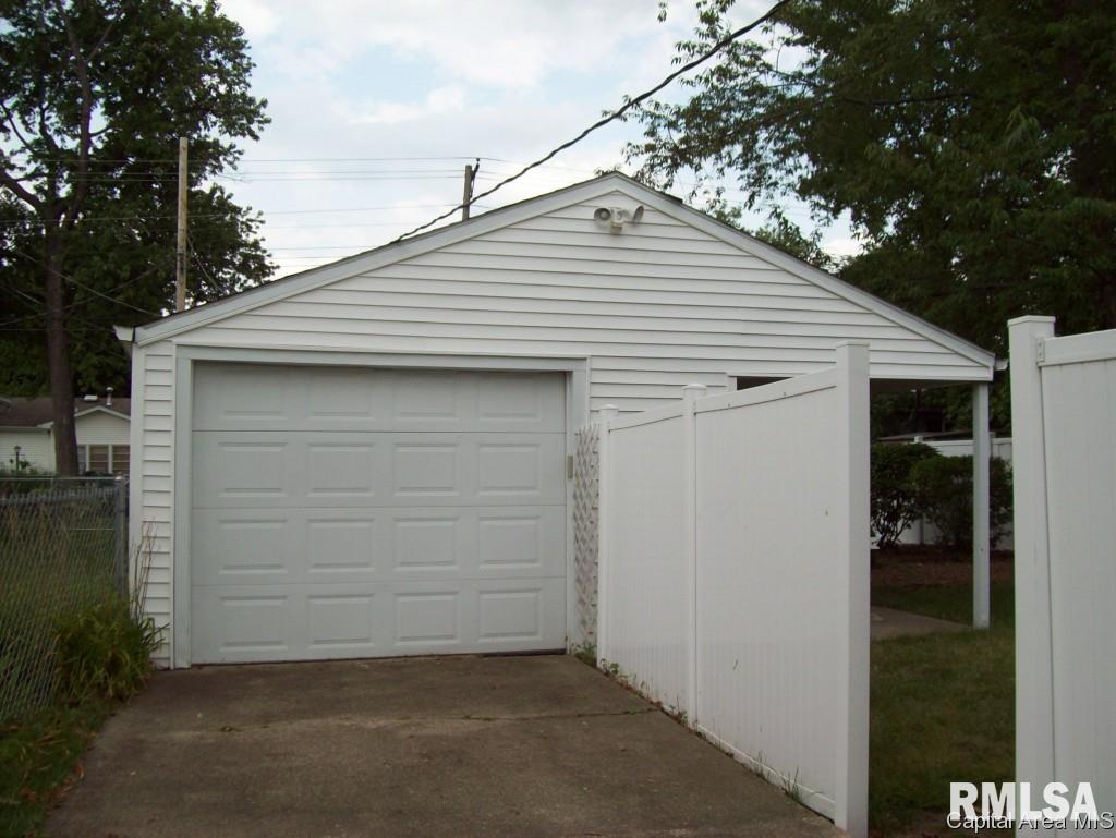2004 North 22nd Street Springfield, IL 62702 - Photo 5 of 16