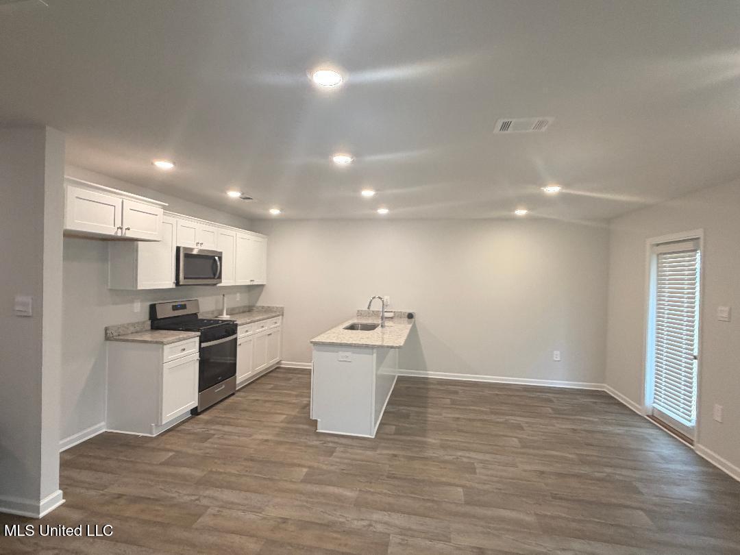 29 Crown Drive Lucedale, MS 39452 - Photo 9 of 20 CROWN KITCHEN AND DINING AREA