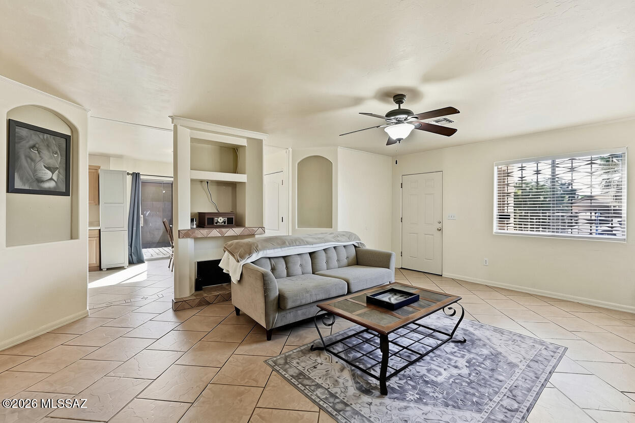 739 East Bantam Road Tucson, AZ 85706 - Photo 3 of 38 Living Room