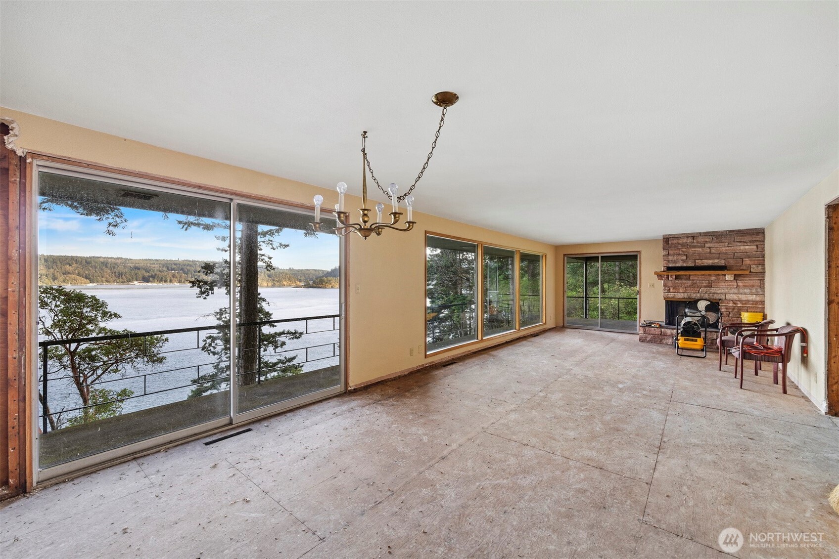 5318 Quiet Cove Road Anacortes, WA 98221 - Photo 22 of 32 a view of a livingroom with furniture and floor to ceiling window