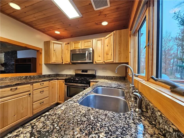 $345,900 | 8 North Hillsborough Road, Amboy, NY 13316