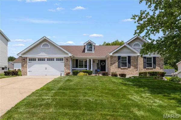 $525,000 | 418 Fox Lair Drive, St. Charles, MO 63303