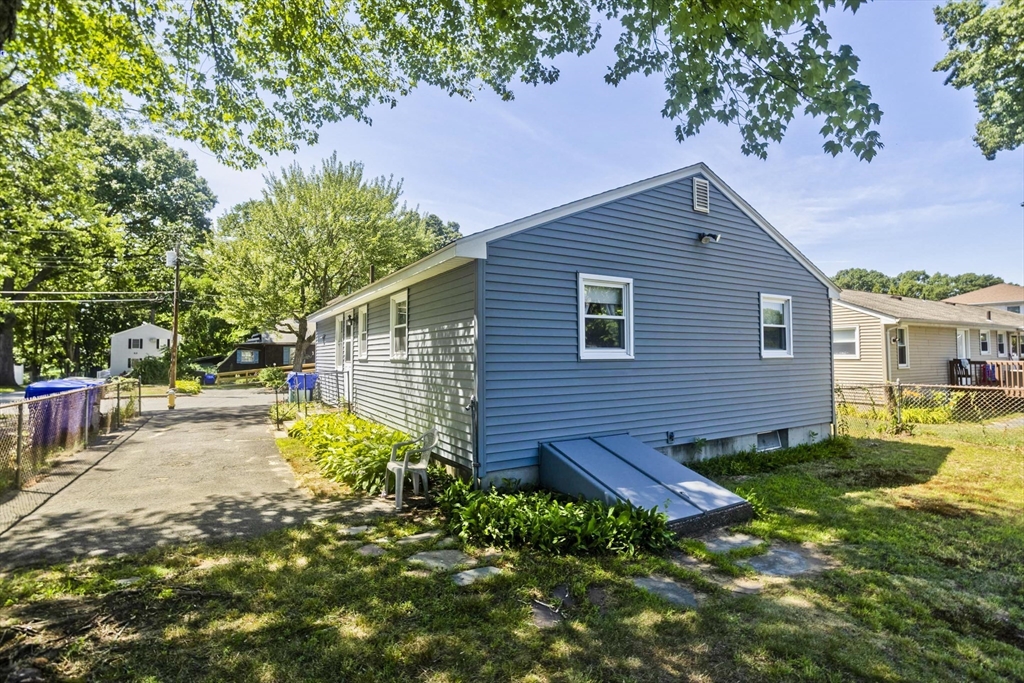 57 Price Street Springfield, MA 01104 - Photo 3 of 35