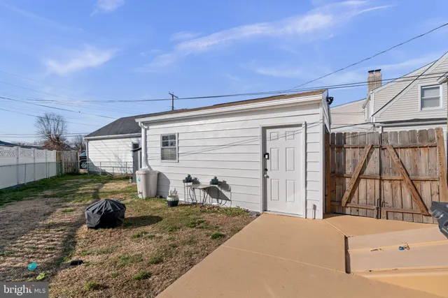 a view of a back yard of the house
