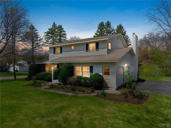 $355,000 | 207 Thornton Circle South, Camillus, NY 13031
