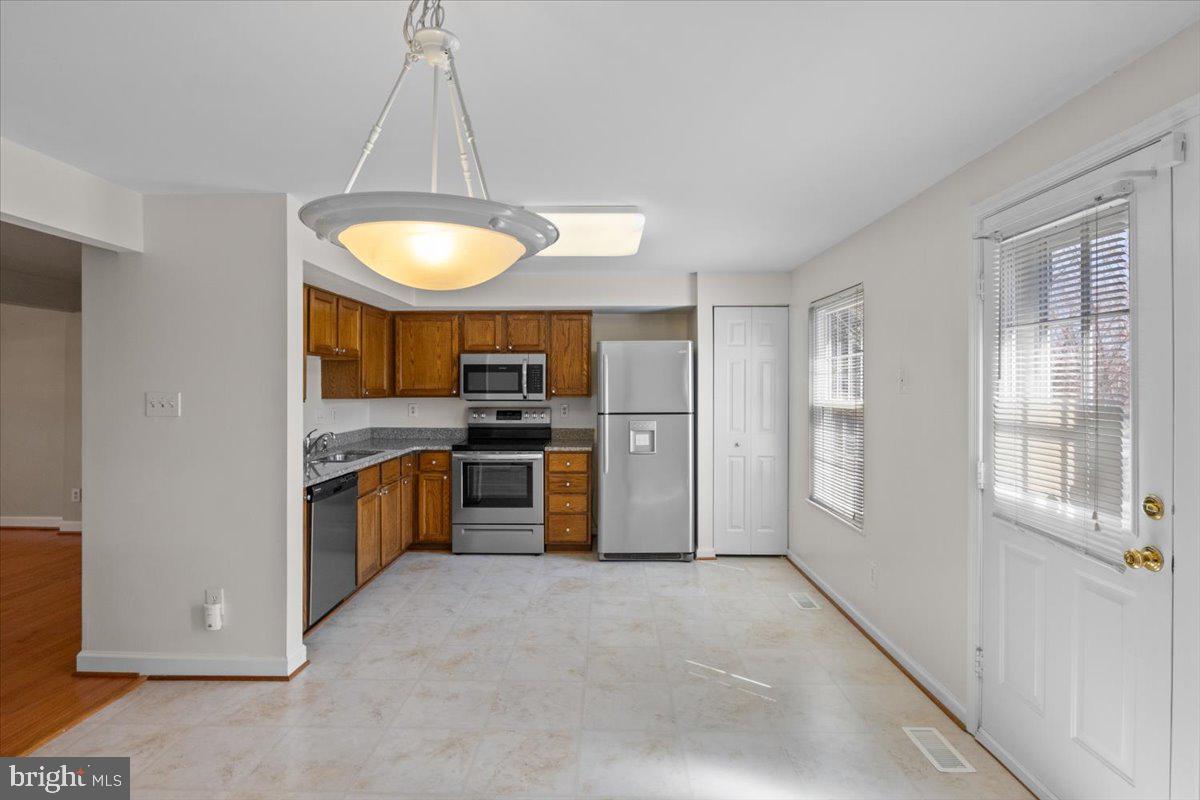 12929 Freestone Court Woodbridge, VA 22192 - Photo 7 of 30