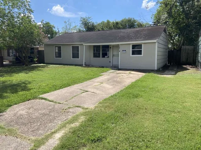 front view of house with a yard