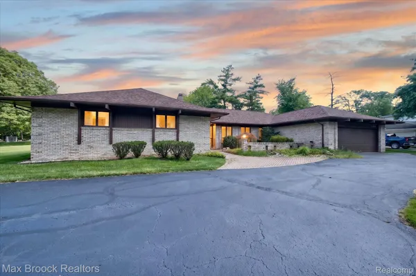 $440,000 | 22262 Chatsford Circuit Street, Southfield, MI 48034