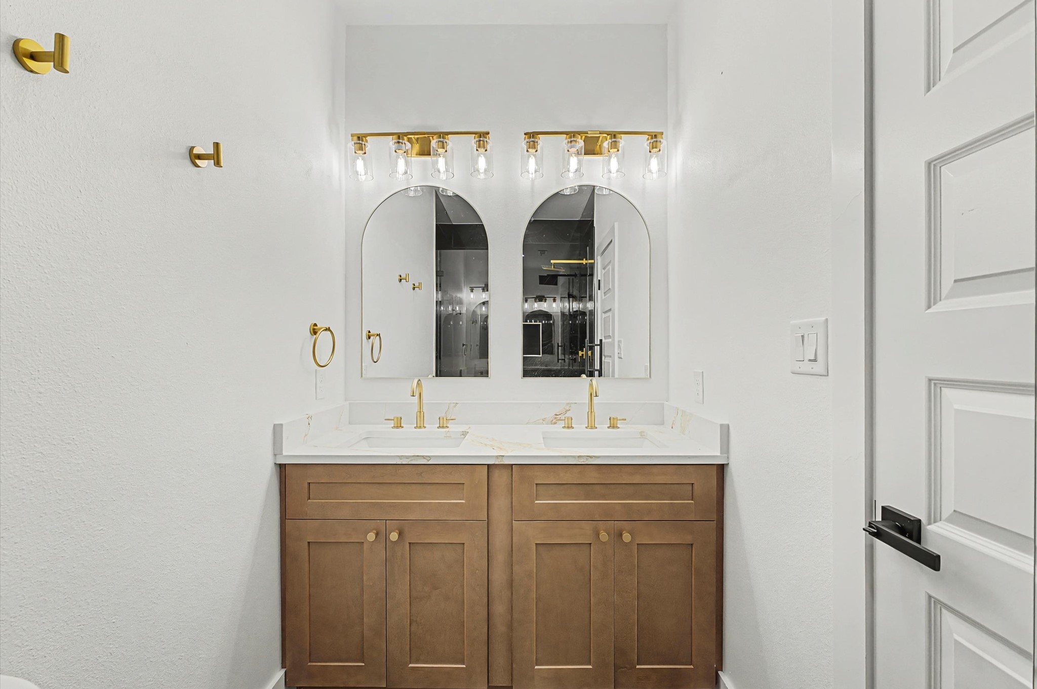 9214 Madera Road Houston, TX 77078 - Photo 12 of 24 a bathroom with a double vanity sink and mirror