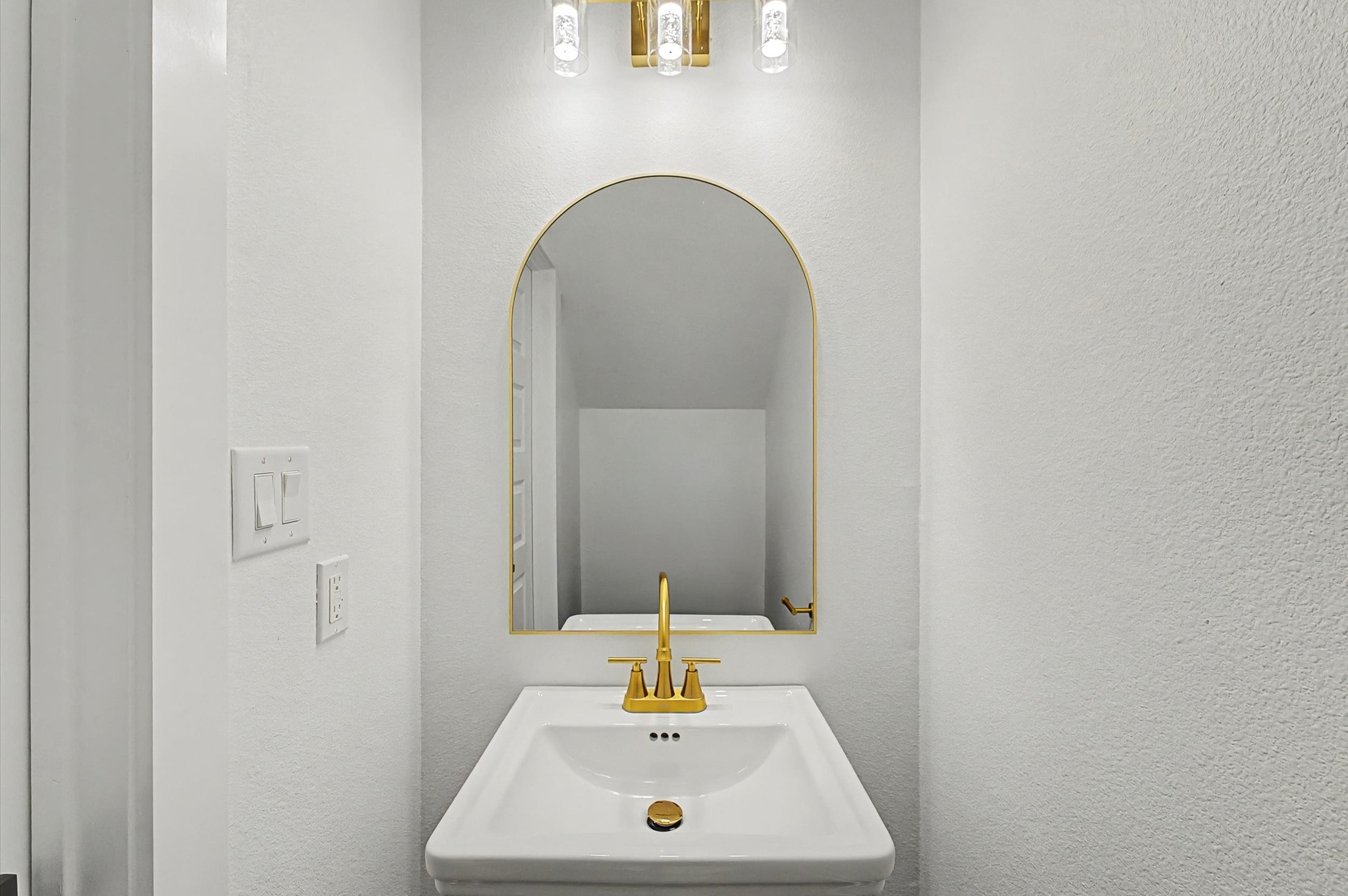 9214 Madera Road Houston, TX 77078 - Photo 14 of 24 a bathroom with a sink and a mirror