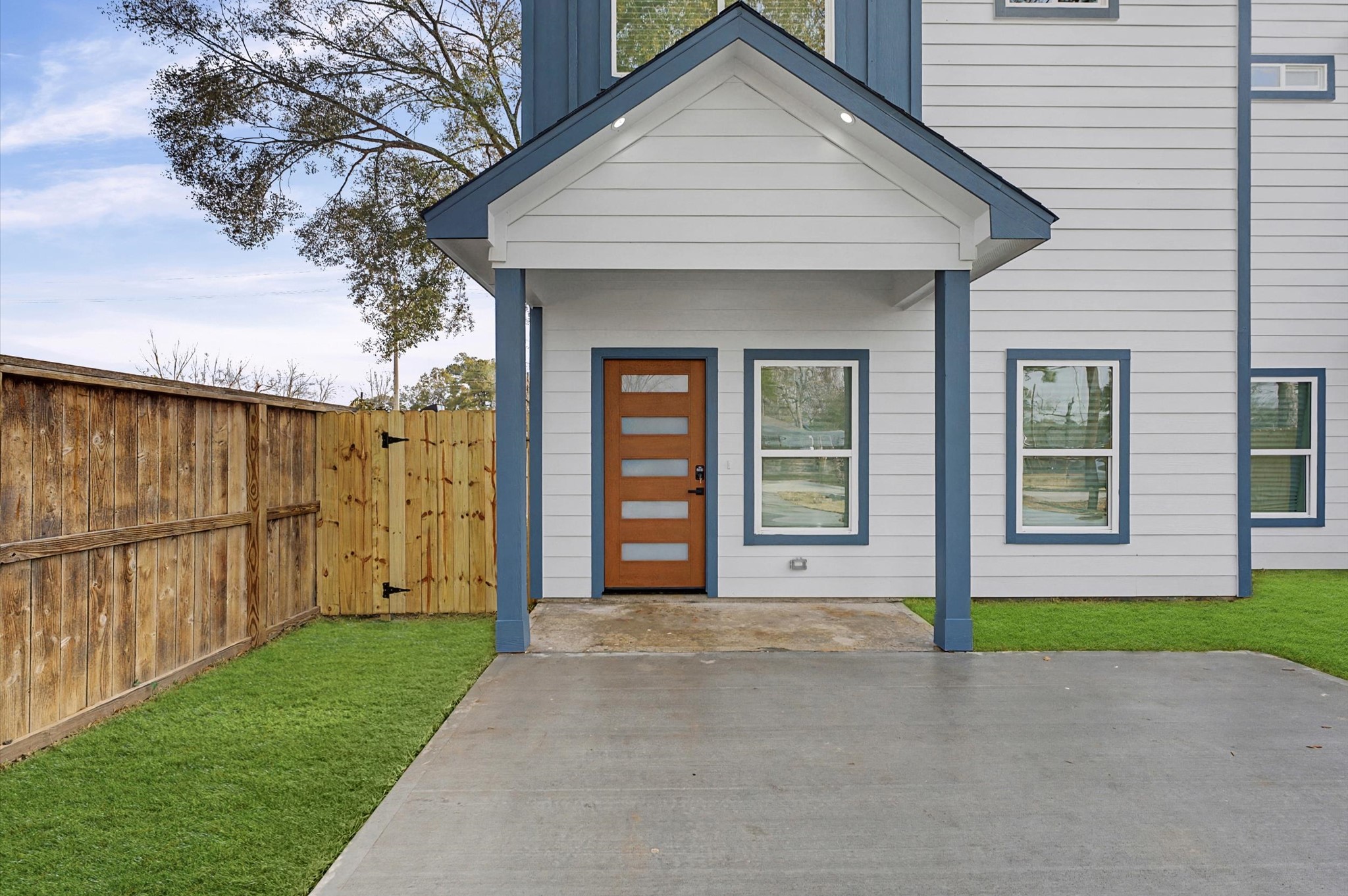 9214 Madera Road Houston, TX 77078 - Photo 3 of 24 a view of outdoor space yard and front view of a house