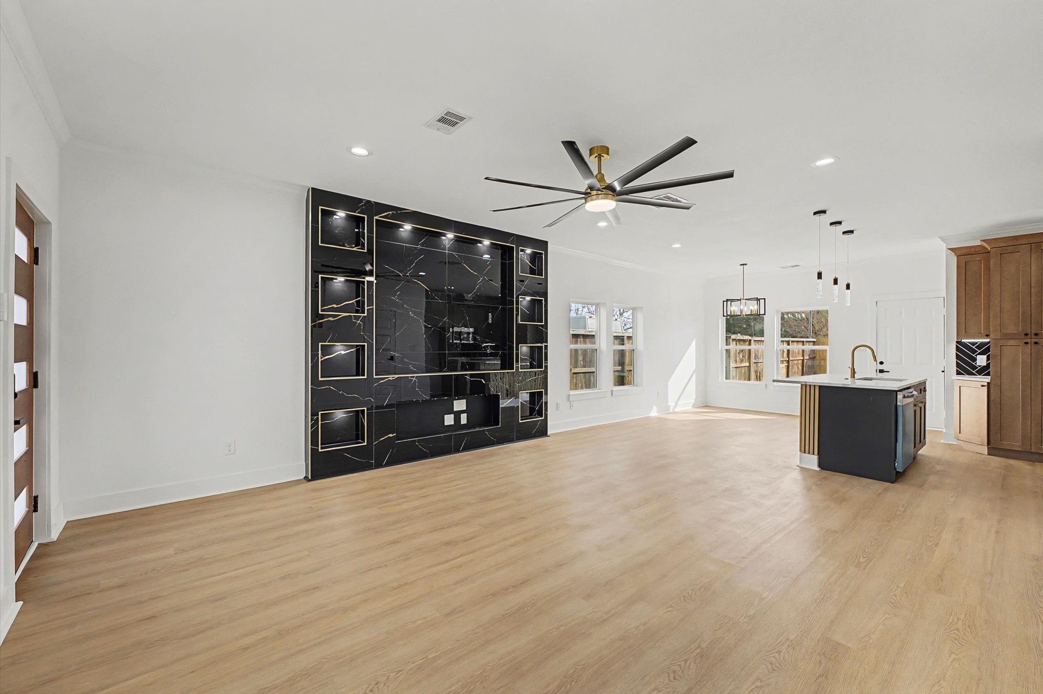 9214 Madera Road Houston, TX 77078 - Photo 10 of 24 a view of a livingroom with furniture and a ceiling fan