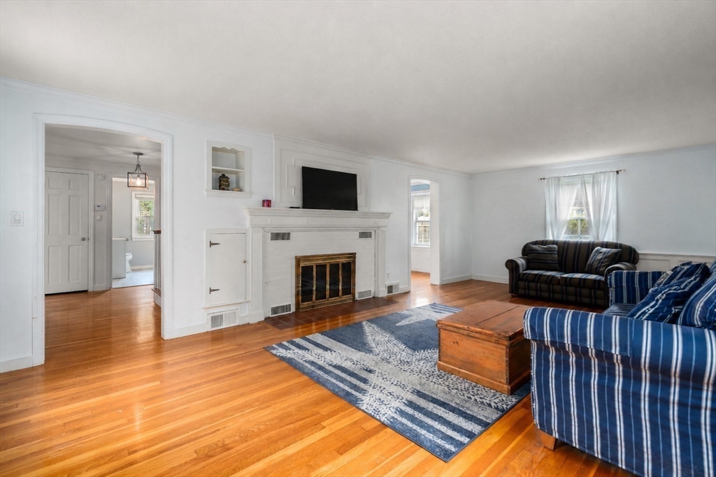 39 Pleasant Street Holyoke, MA 01040 - Photo 12 of 29