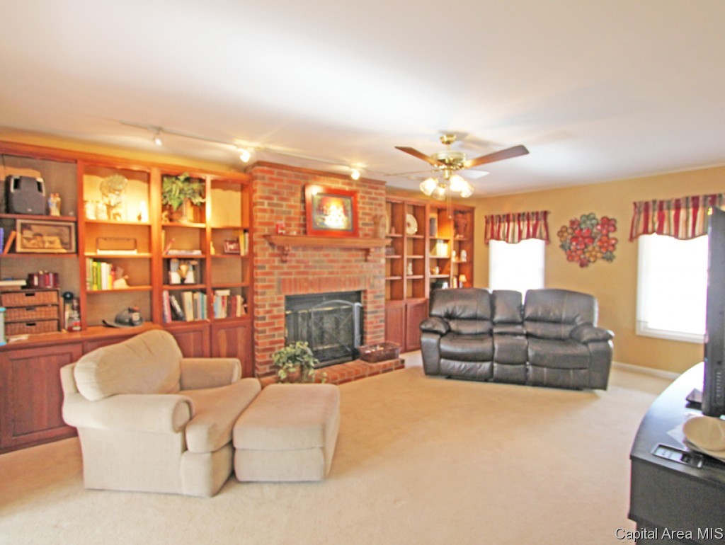 3800 West Bluffs Road Springfield, IL 62711 - Photo 4 of 31
