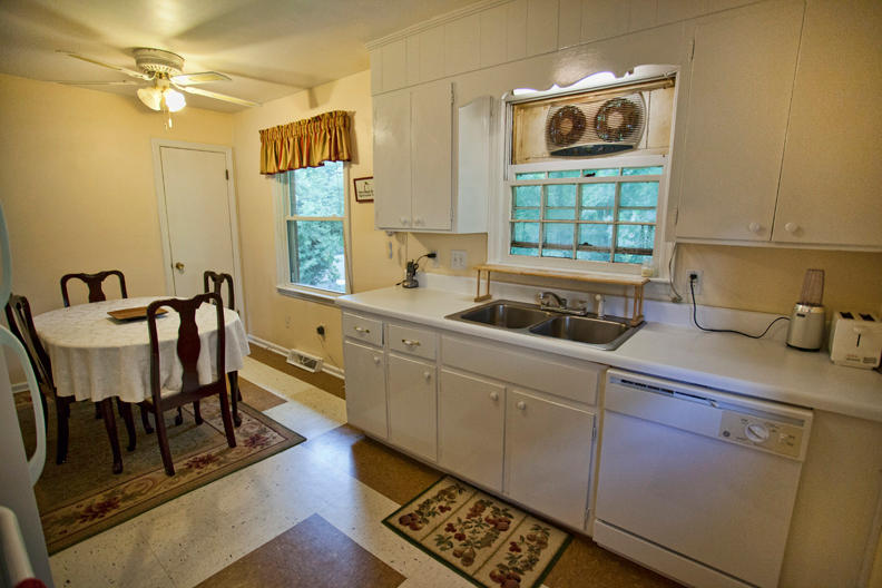 3014 Roberts Road Southwest Roanoke, VA 24014 - Photo 3 of 42 Roberts028