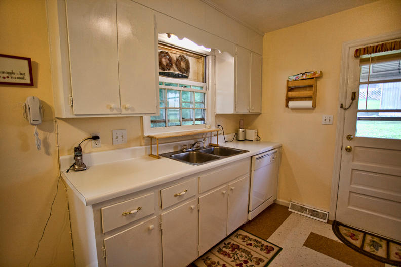 3014 Roberts Road Southwest Roanoke, VA 24014 - Photo 4 of 42 Roberts026