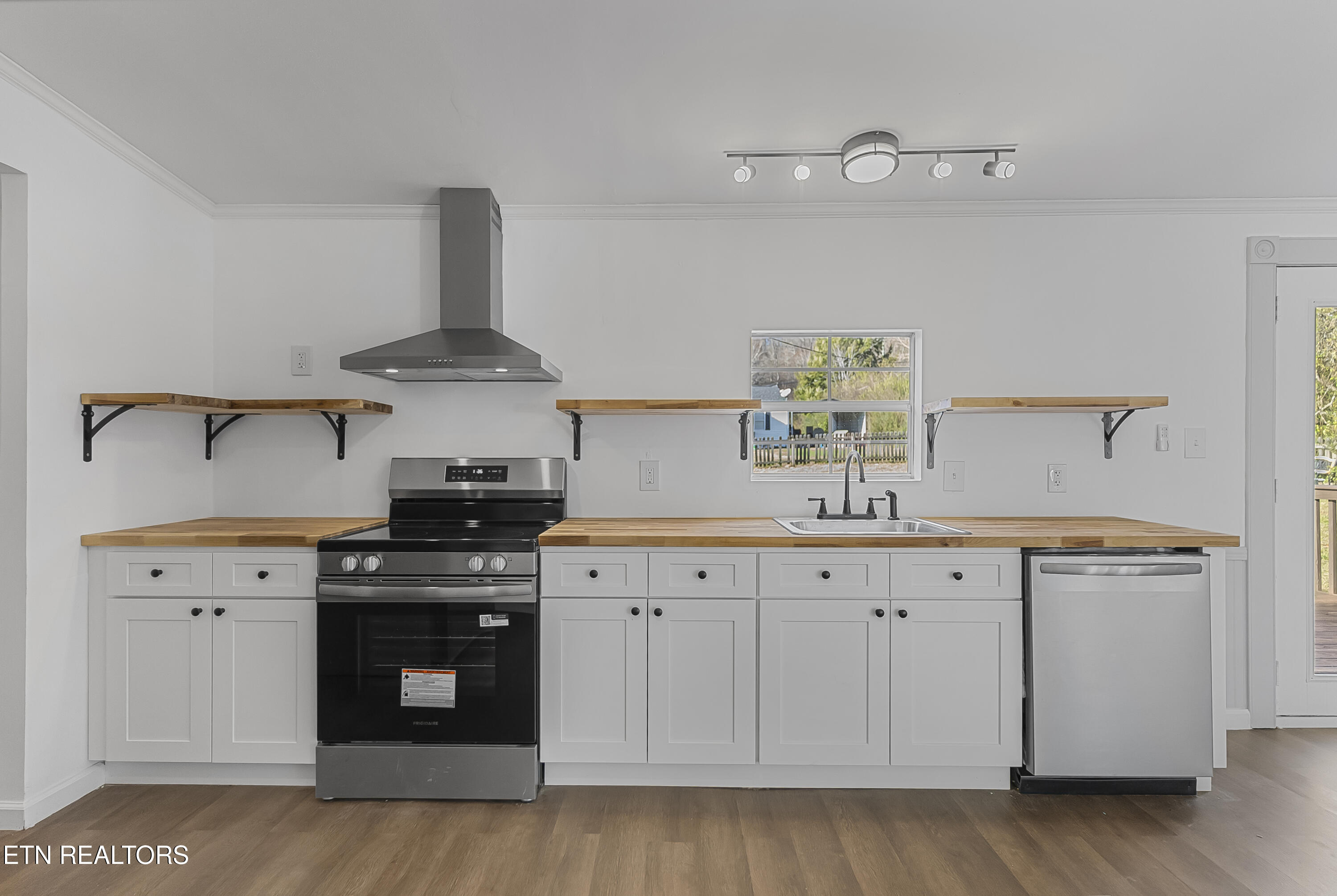 806 Reynolds Avenue Clinton, TN 37716 - Photo 12 of 42 Photo Dec 09 2025, 2 54 43 AM