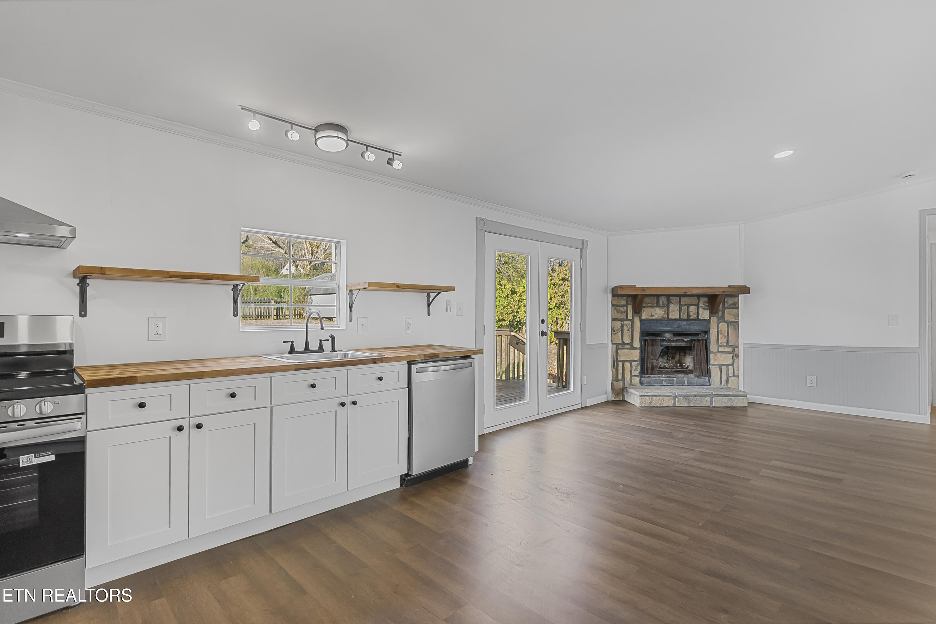 806 Reynolds Avenue Clinton, TN 37716 - Photo 13 of 42 Photo Dec 09 2025, 2 54 59 AM