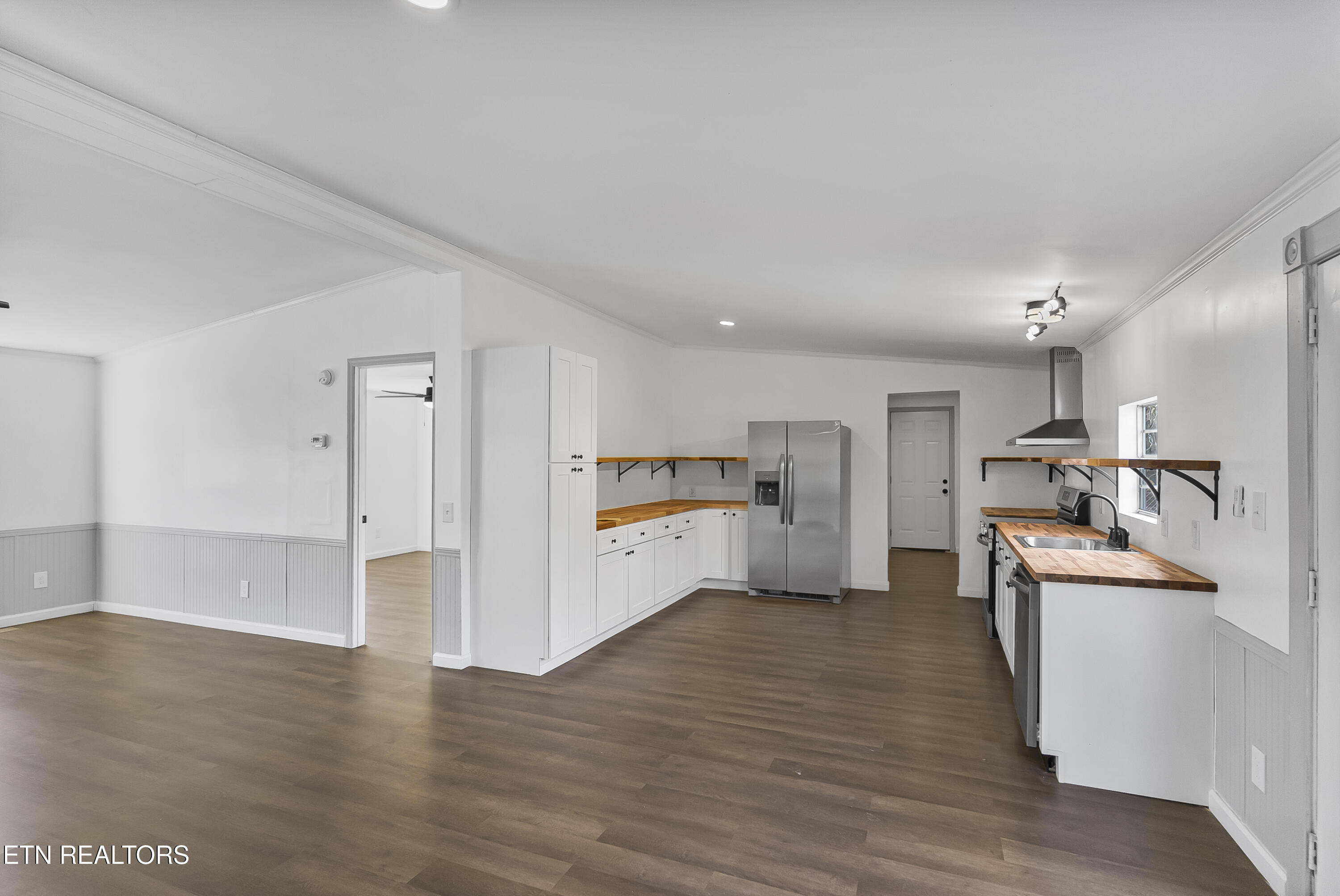 806 Reynolds Avenue Clinton, TN 37716 - Photo 14 of 42 Photo Dec 09 2025, 2 53 37 AM