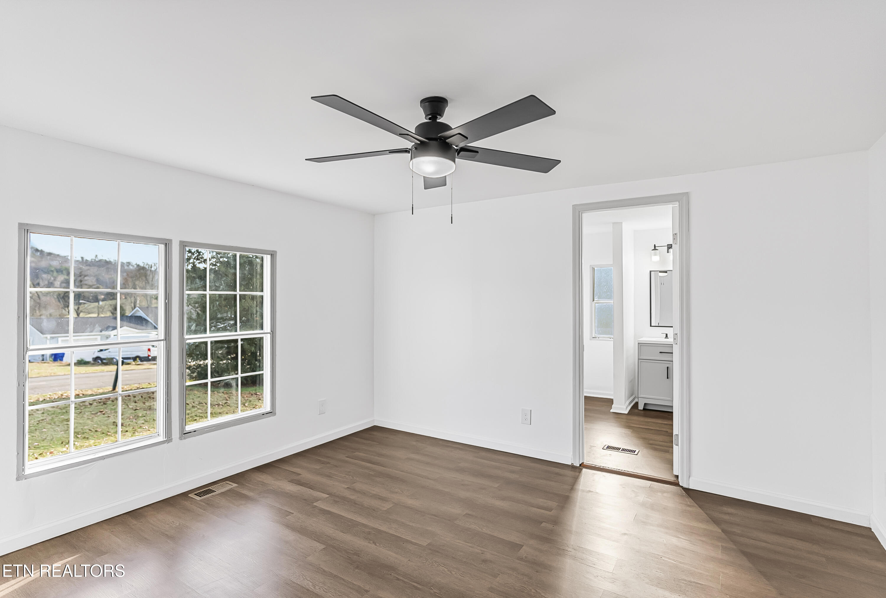 806 Reynolds Avenue Clinton, TN 37716 - Photo 19 of 42 Photo Dec 09 2025, 2 56 27 AM