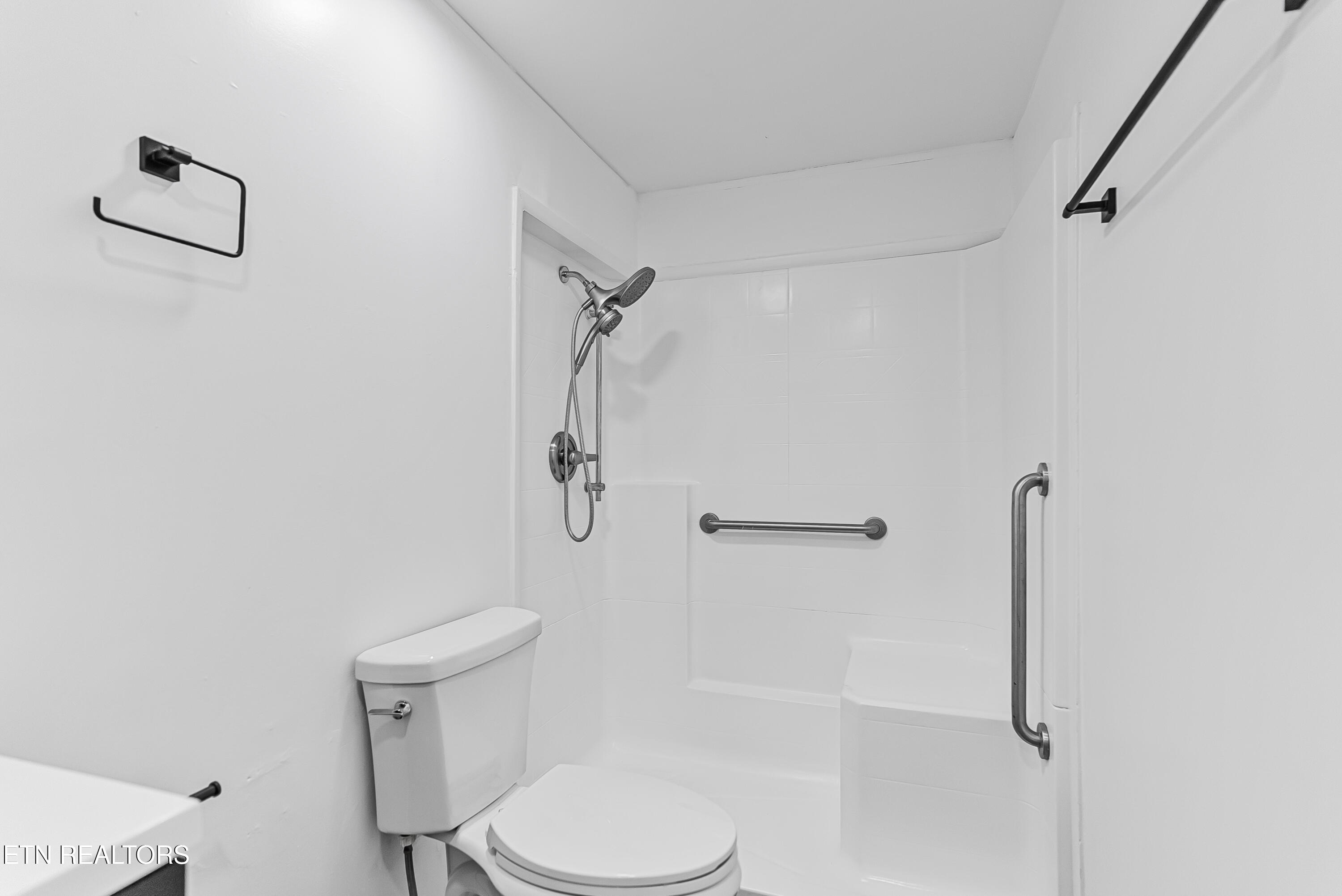 806 Reynolds Avenue Clinton, TN 37716 - Photo 23 of 42 Photo Dec 09 2025, 2 59 18 AM