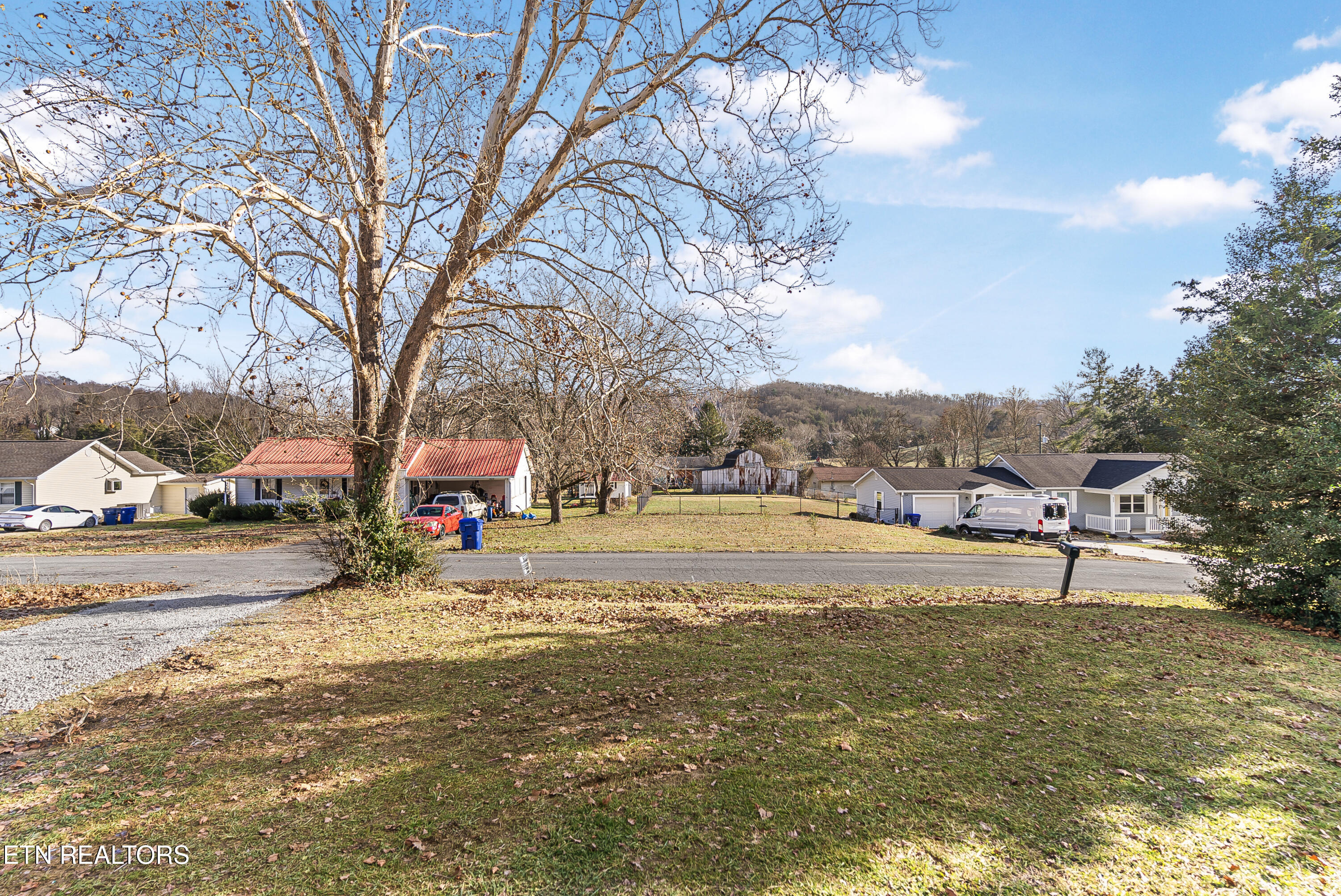 806 Reynolds Avenue Clinton, TN 37716 - Photo 5 of 42 Photo Dec 09 2025, 2 44 07 AM