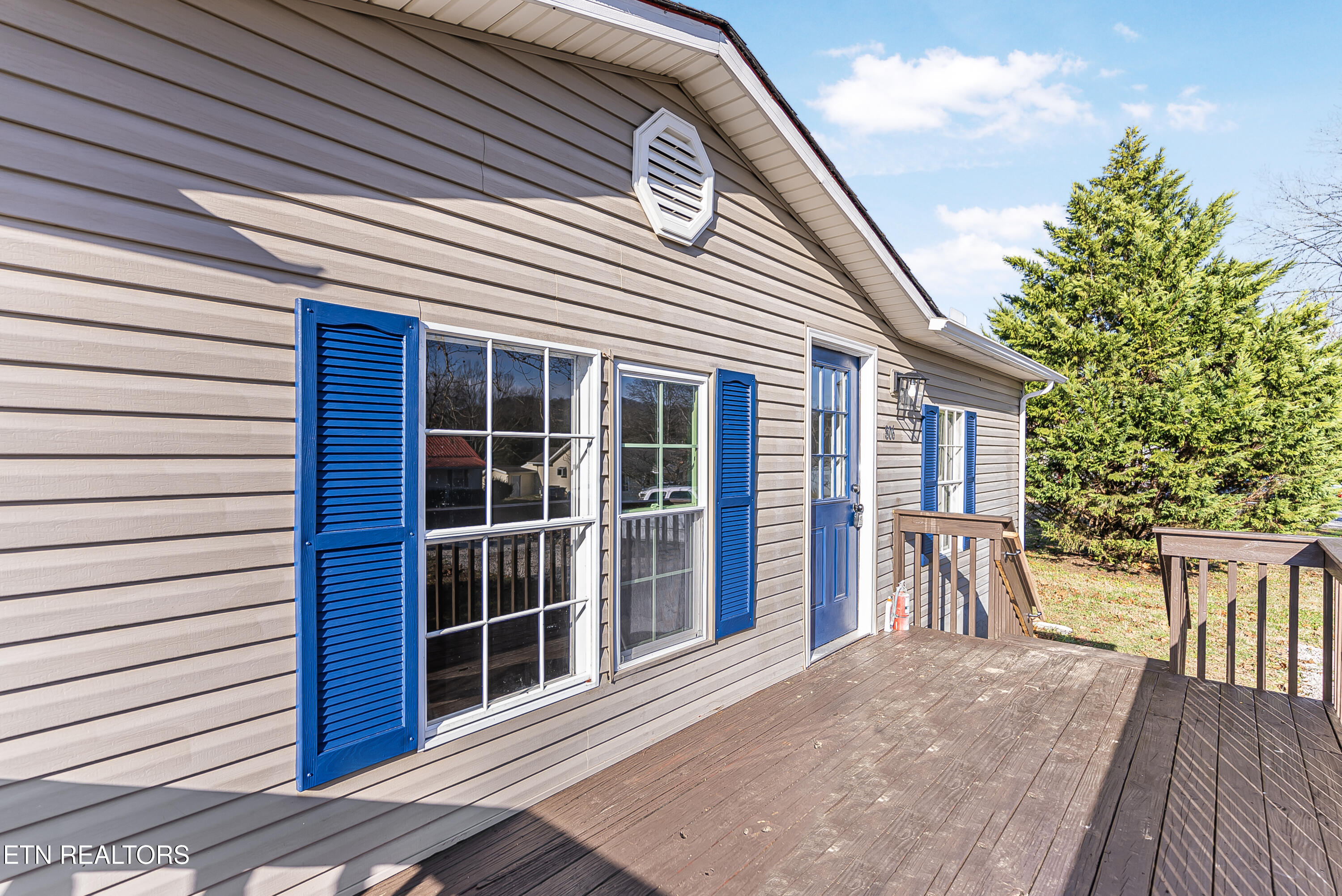 806 Reynolds Avenue Clinton, TN 37716 - Photo 6 of 42 Photo Dec 09 2025, 2 44 00 AM