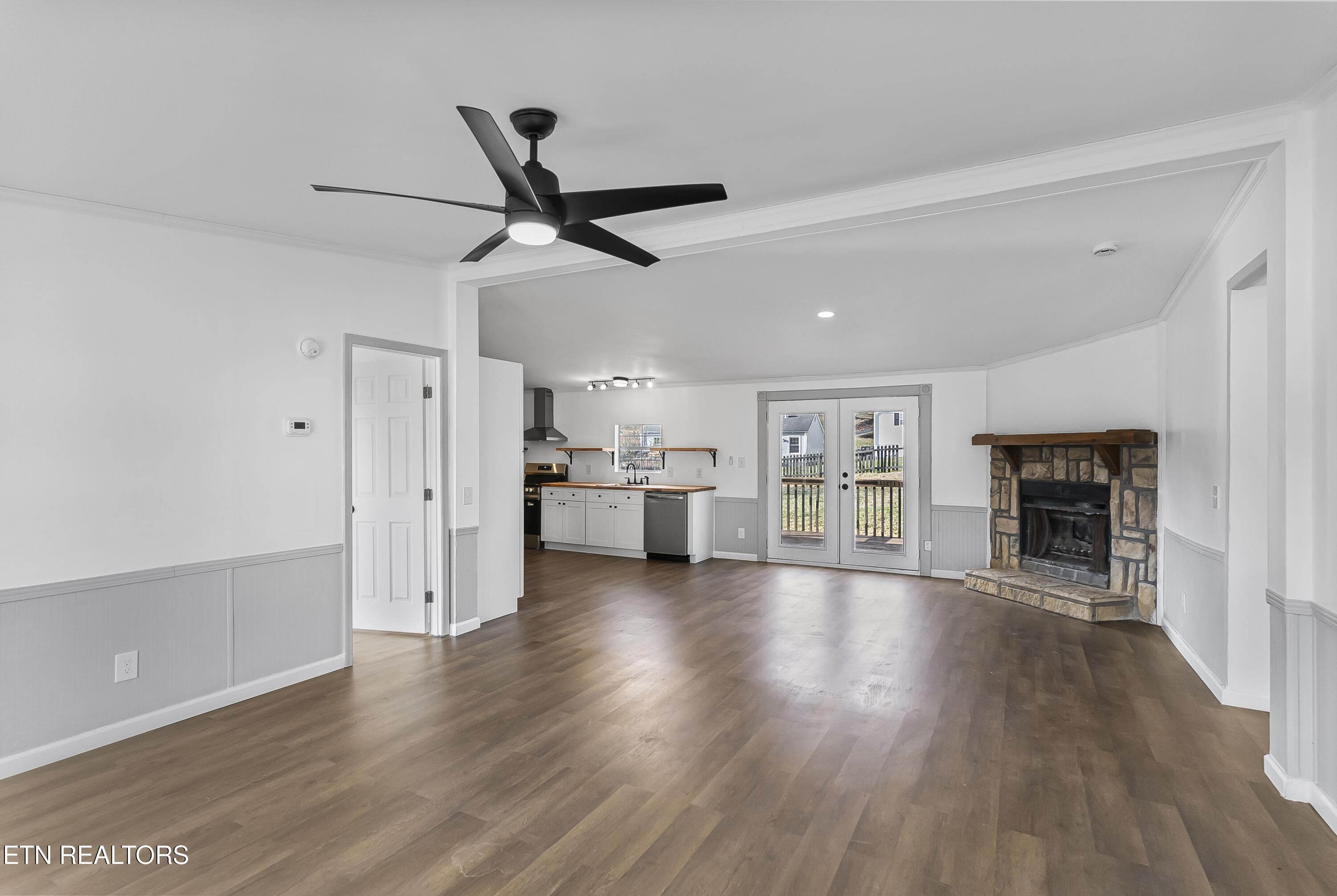 806 Reynolds Avenue Clinton, TN 37716 - Photo 7 of 42 Photo Dec 09 2025, 2 52 45 AM