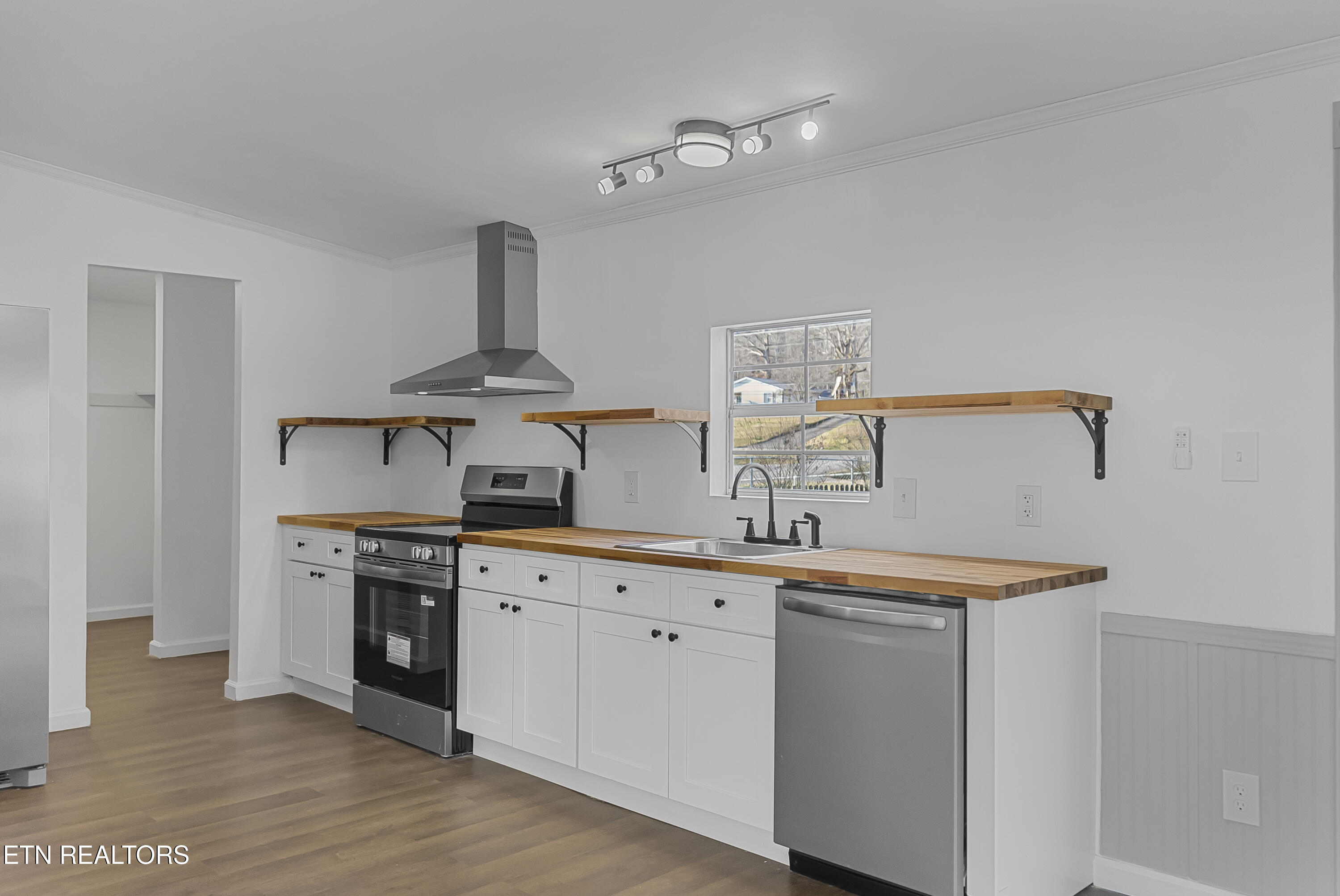 806 Reynolds Avenue Clinton, TN 37716 - Photo 10 of 42 Photo Dec 09 2025, 2 53 51 AM