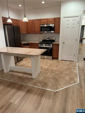 $2,199 | 503 Valley Brook Avenue, Unit 2, Lyndhurst, NJ 07071
