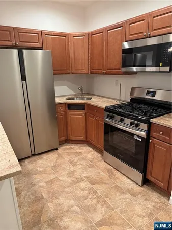 $2,199 | 503 Valley Brook Avenue, Unit 2, Lyndhurst, NJ 07071
