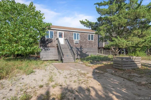 a view of a yard in front of house