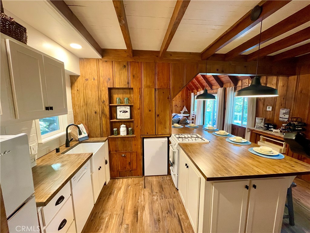 269 Hillside Road Lake Arrowhead, CA 92352 - Photo 3 of 41