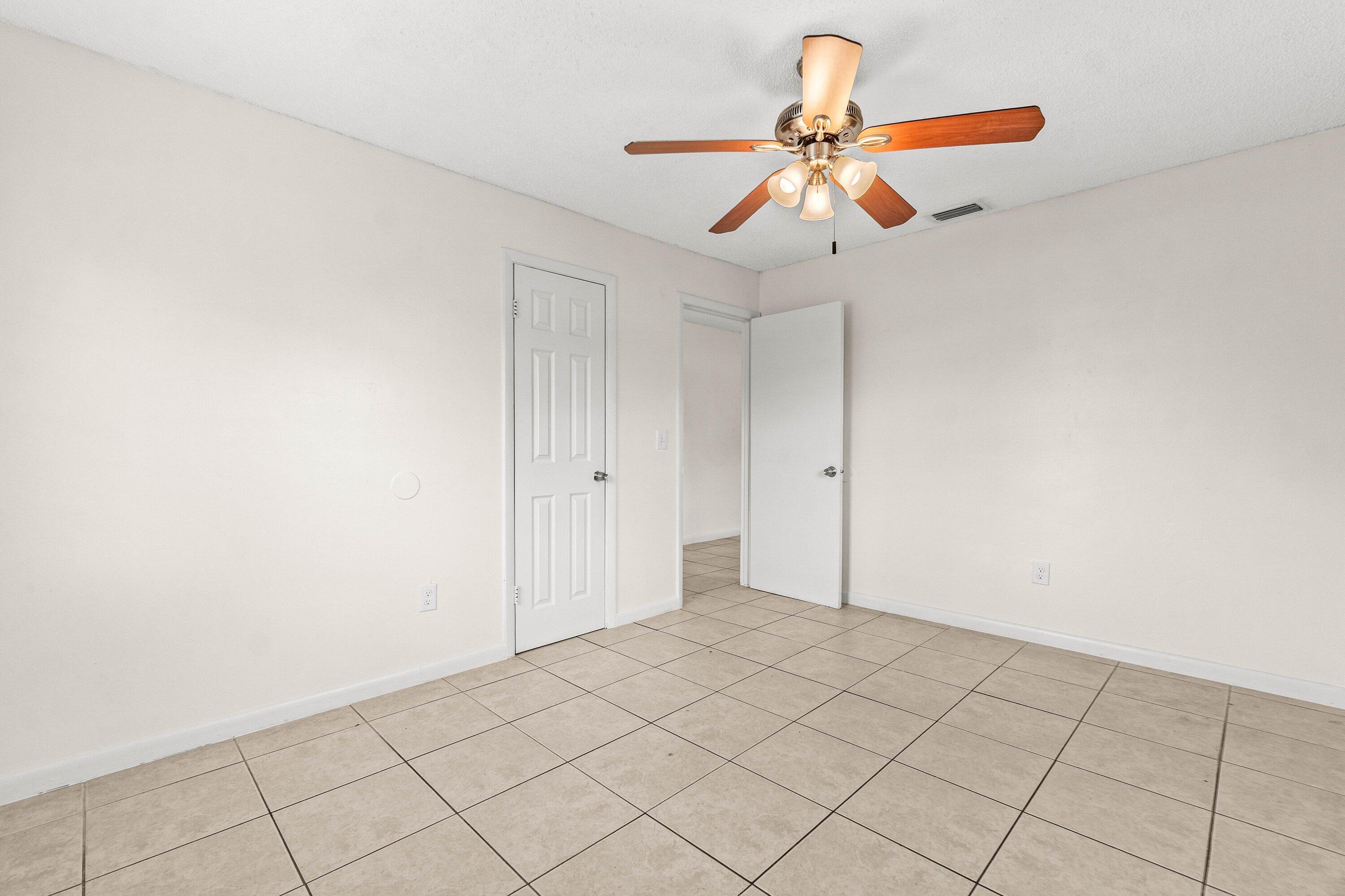 4807 Gulfstream Road Lake Worth, FL 33461 - Photo 13 of 20 014-4807GulfstreamRoad-LakeWorthBeach-FL