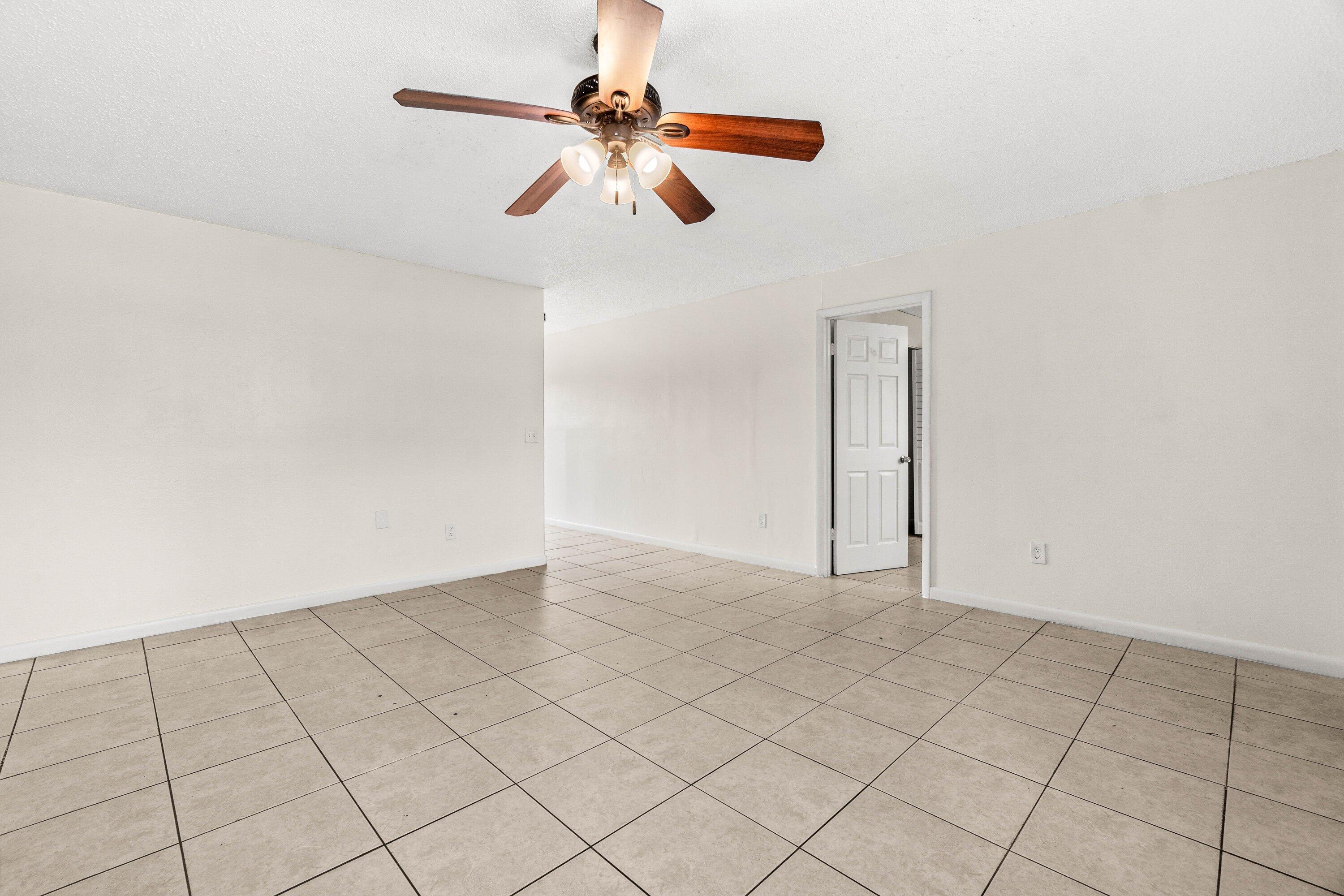 4807 Gulfstream Road Lake Worth, FL 33461 - Photo 10 of 20 011-4807GulfstreamRoad-LakeWorthBeach-FL