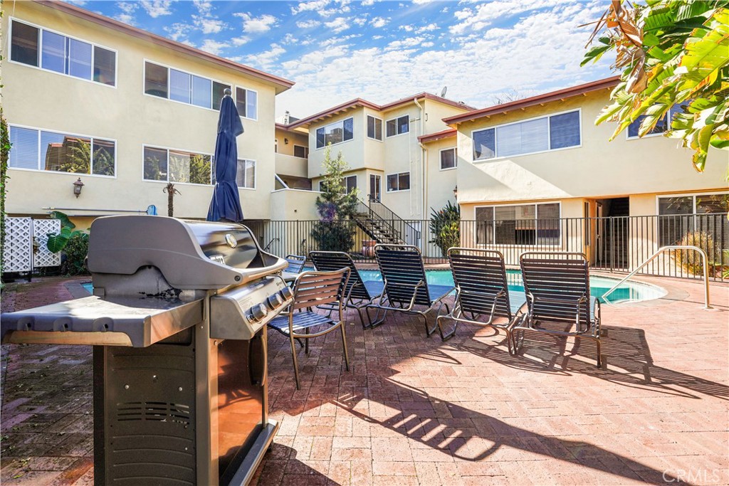 14934 Dickens Street, Unit 15 Sherman Oaks, CA 91403 - Photo 14 of 15 a view of a cafe with sitting area