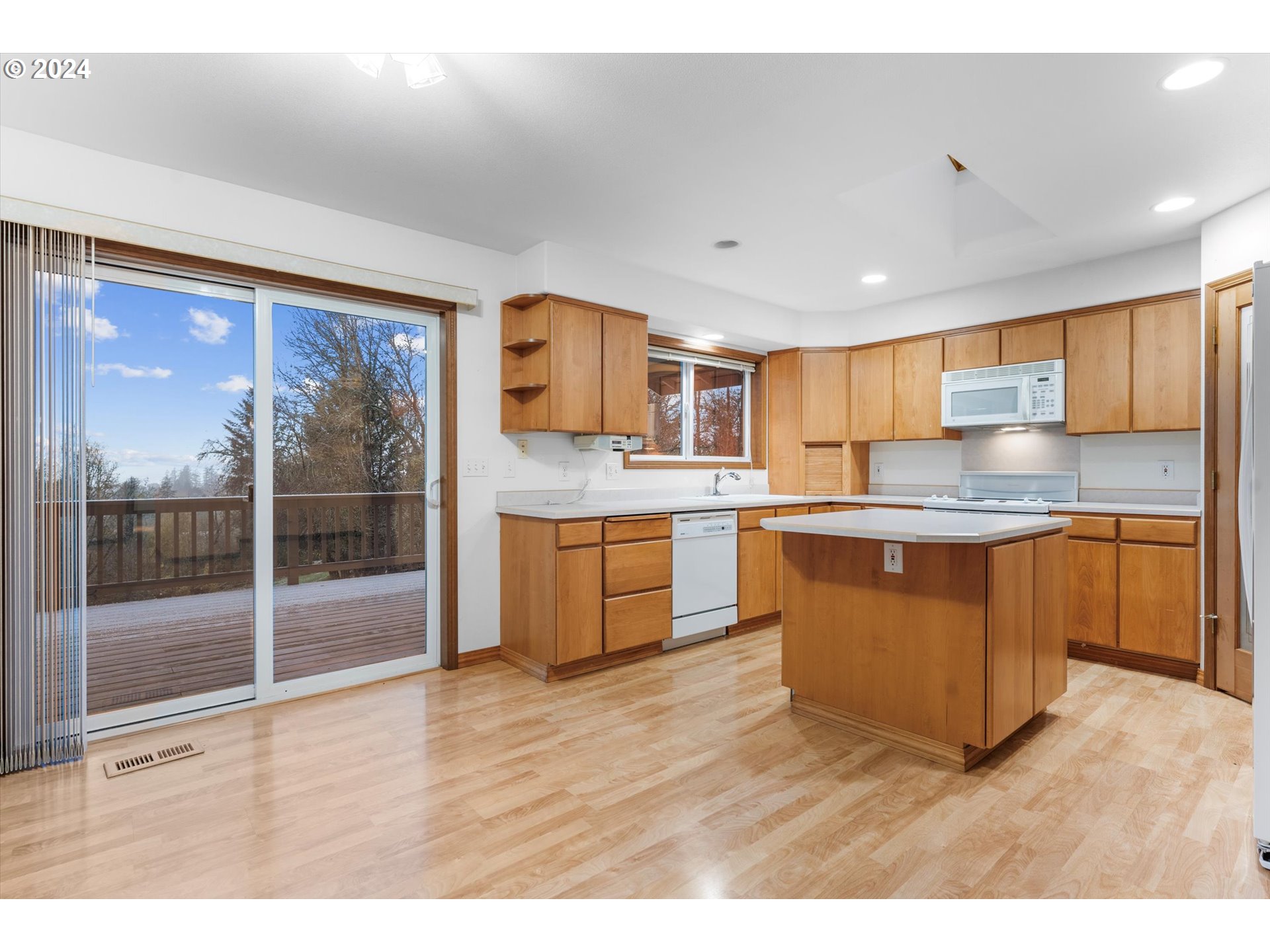 10400 Northwest Laidlaw Road Portland, OR 97229 - Photo 26 of 48 Kitchen/Nook