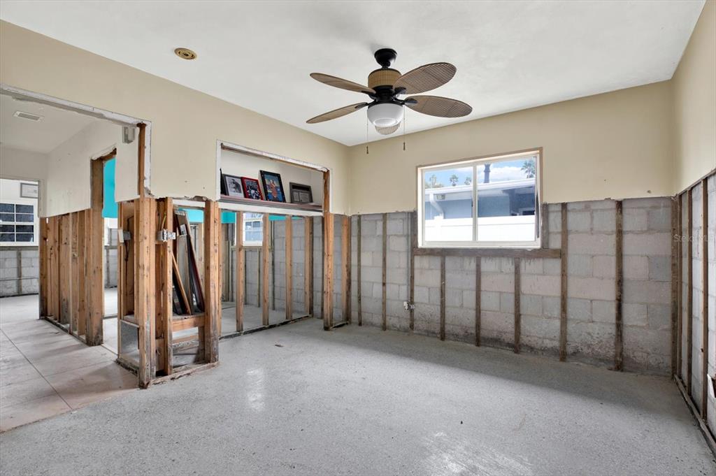 16218 1st Street East Redington Beach, FL 33708 - Photo 11 of 20 a view of livingroom with furniture and a ceiling fan