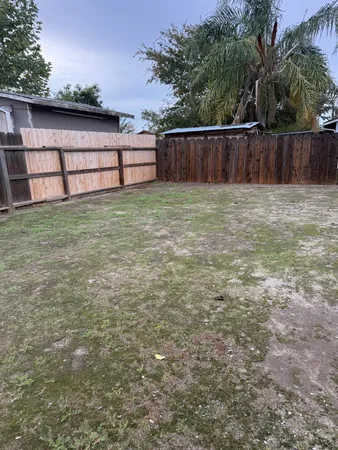 a view of a backyard