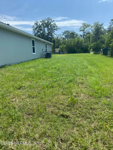a view of a backyard
