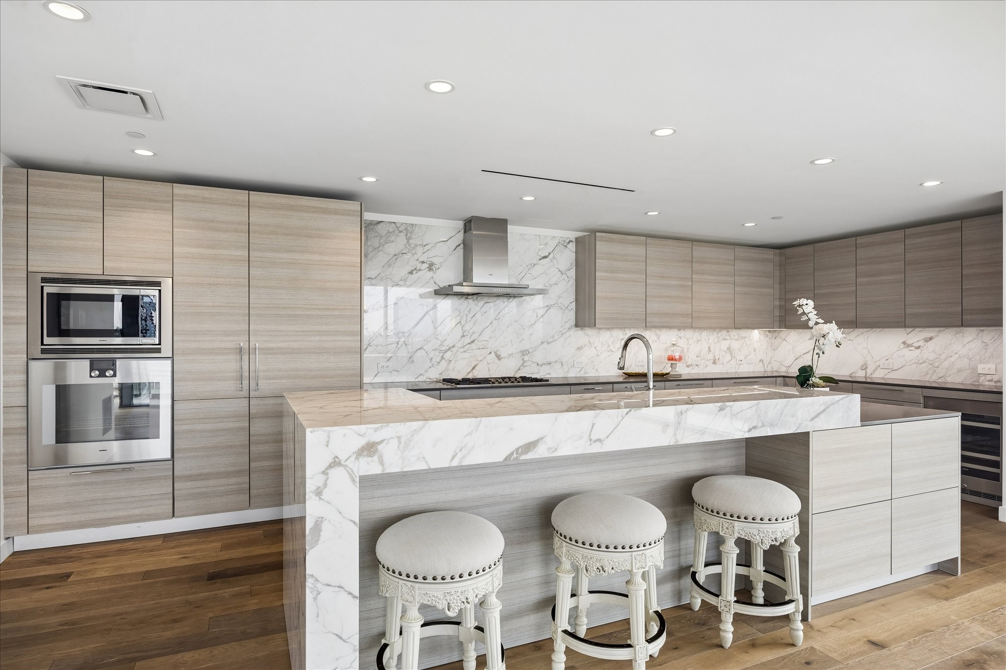 3433 Westheimer Road, Unit 702 Houston, TX 77027 - Photo 8 of 48 A seamless blend of form and function, where Calacatta Marble waterfall edge, Gaggenau appliances elevate everyday living.