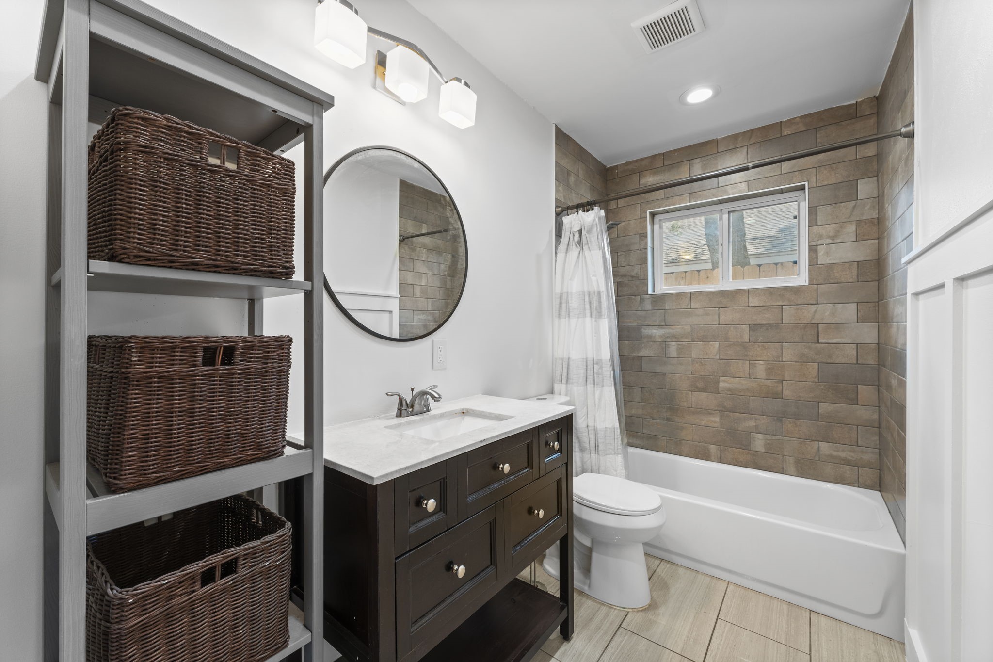 9735 Kemp Forest Drive Houston, TX 77080 - Photo 18 of 25 Secondary bath. *Virtually Staged