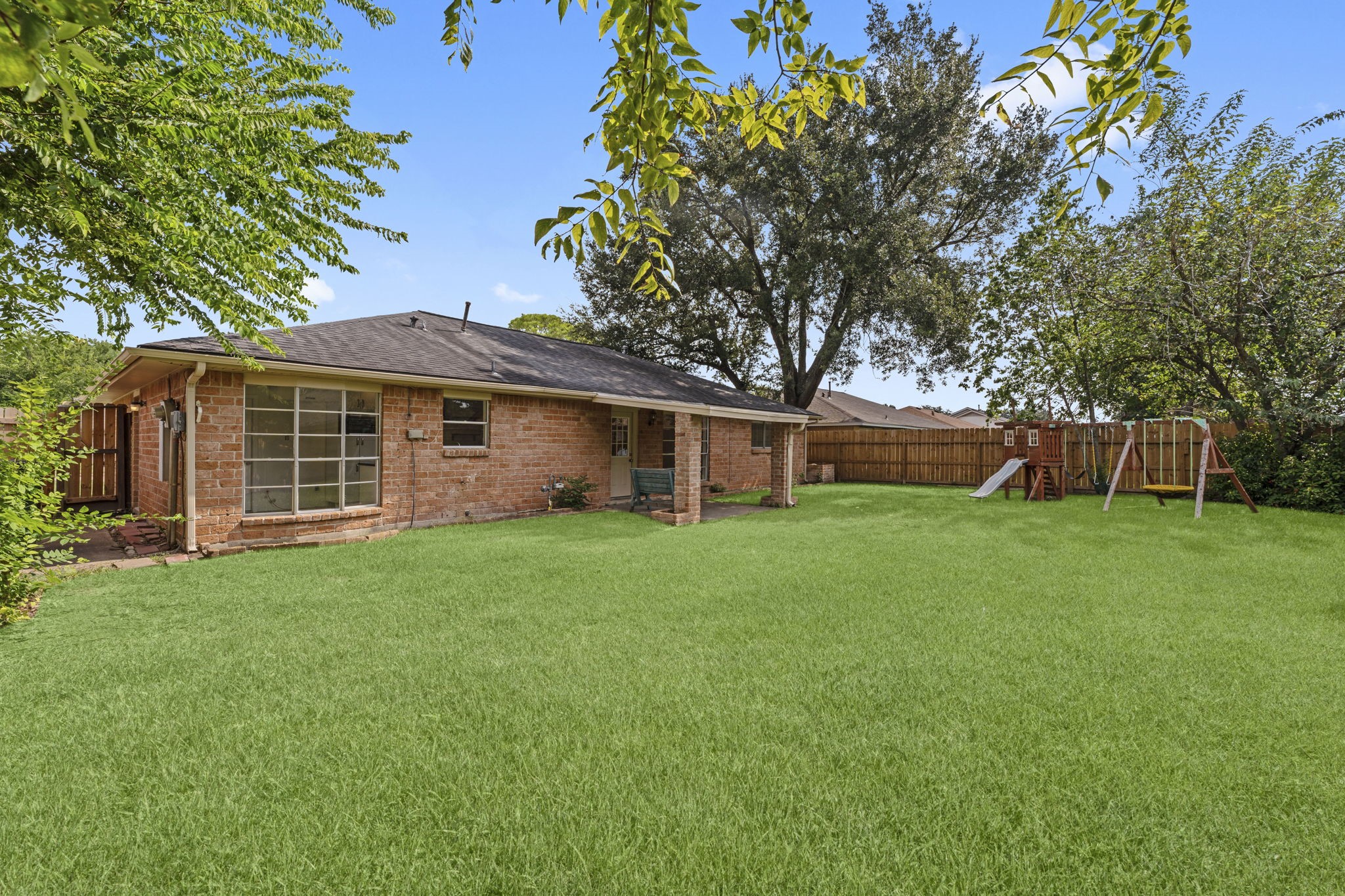 9735 Kemp Forest Drive Houston, TX 77080 - Photo 20 of 25 Spacious backyard.